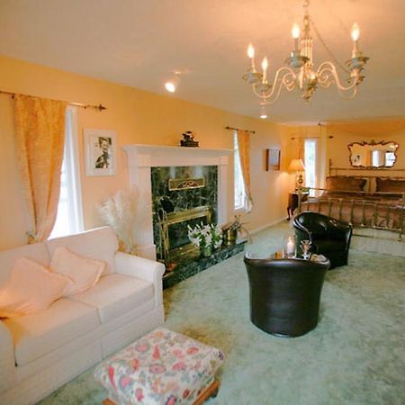Hemingway'S By The Sea Bed & Breakfast Victoria Room photo