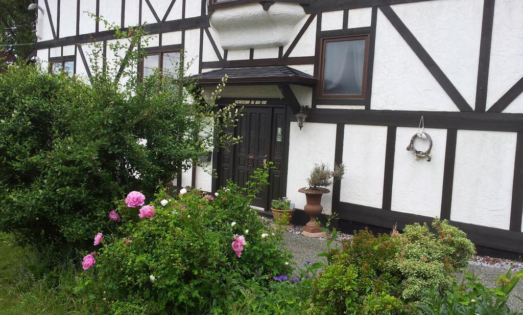 Hemingway'S By The Sea Bed & Breakfast Victoria Exterior photo