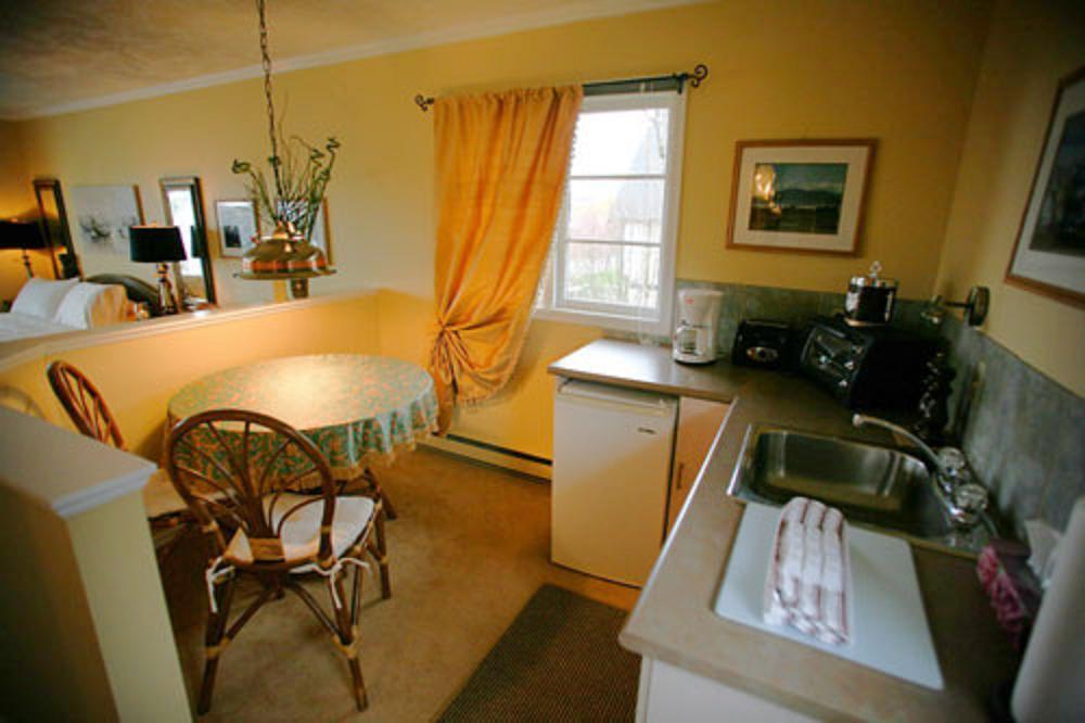 Hemingway'S By The Sea Bed & Breakfast Victoria Exterior photo