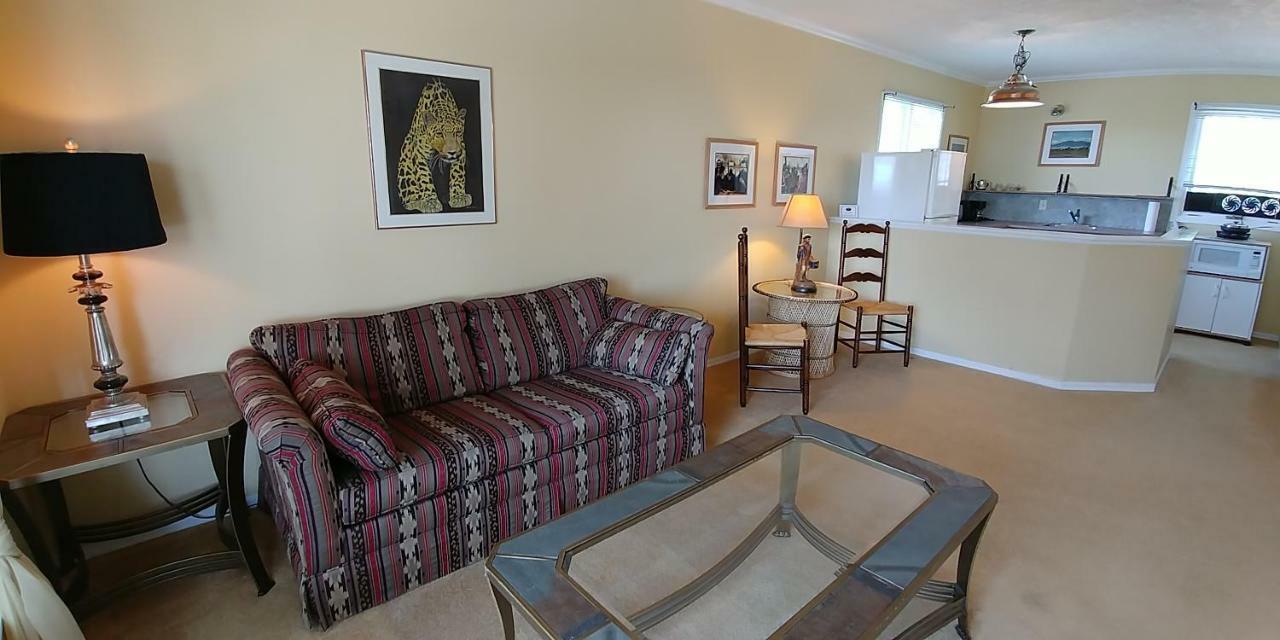 Hemingway'S By The Sea Bed & Breakfast Victoria Exterior photo