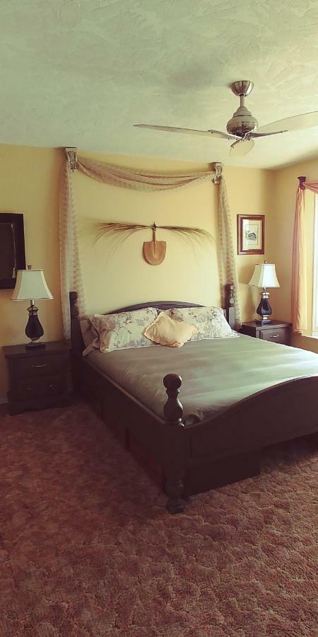 Hemingway'S By The Sea Bed & Breakfast Victoria Exterior photo