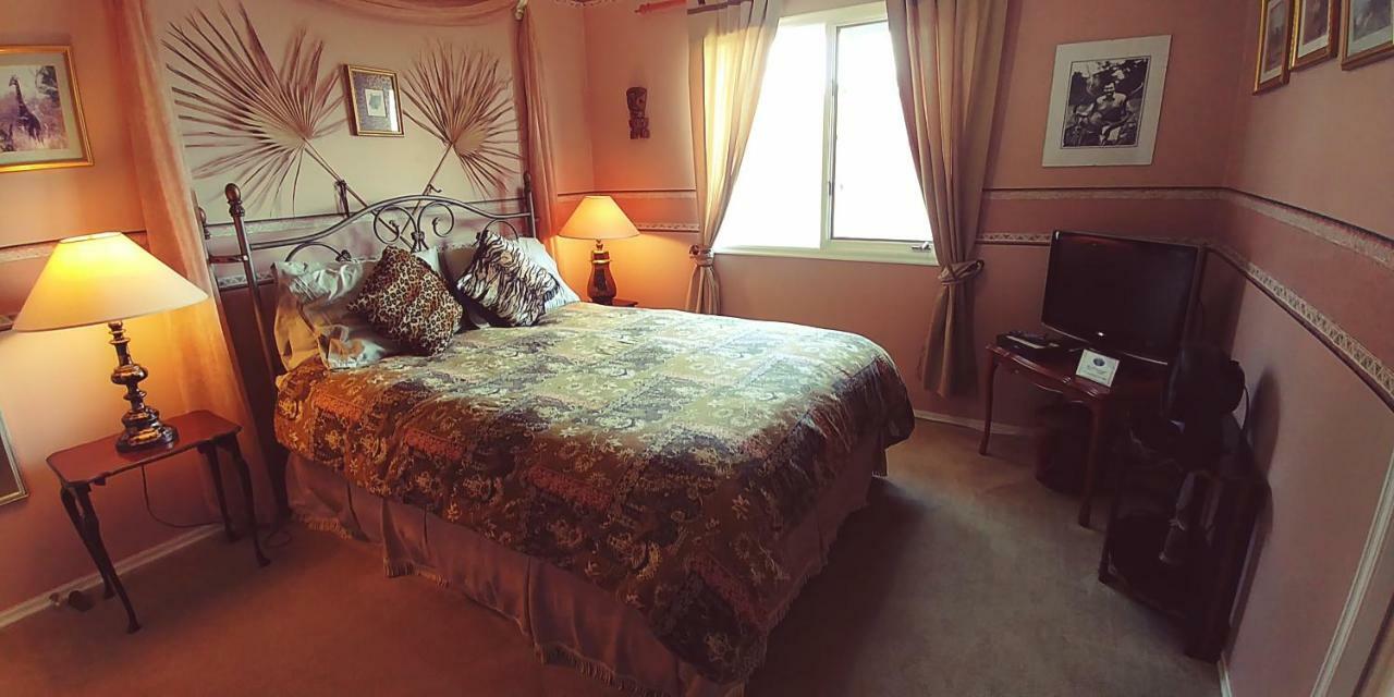 Hemingway'S By The Sea Bed & Breakfast Victoria Exterior photo